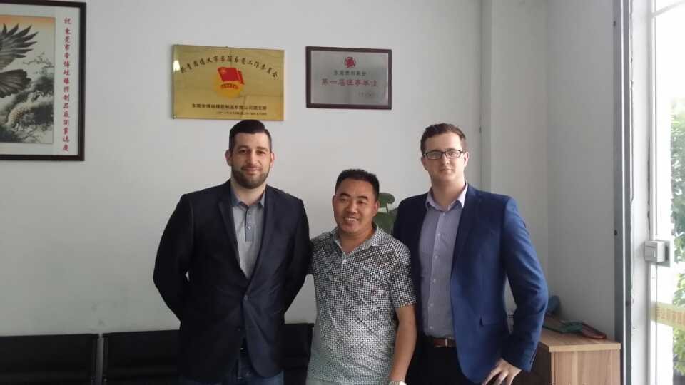 公司領導成功簽下法國客戶訂單(dān) 公司領導成功簽下法國客戶訂單