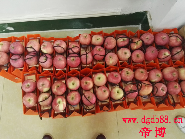 給員工們發月餅