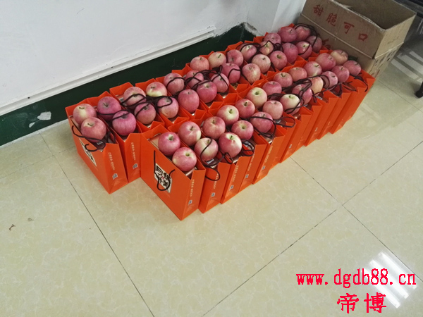 給員(yuán)工們發月餅